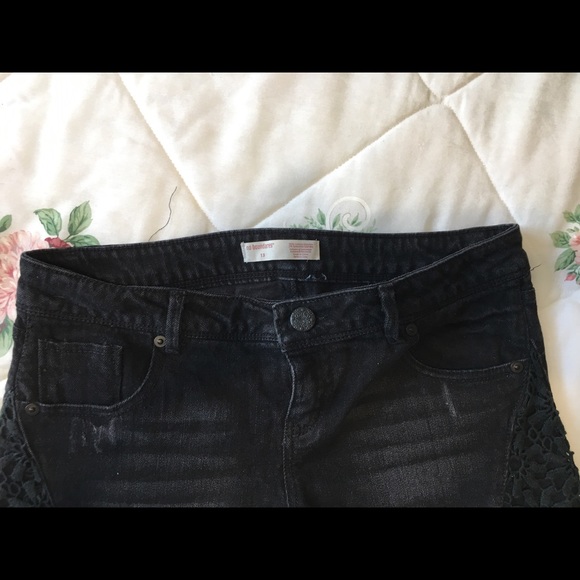 No Boundaries Black Shorts lace appliqué Pockets - Picture 3 of 4